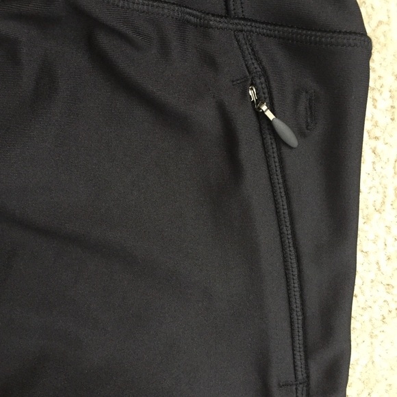 UNDER ARMOUR Compression Colorblock Capri Leggings - Picture 6 of 8